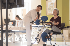 ：首开寸草养老院利用智能床